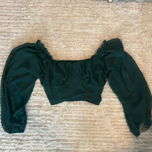 Fin blus - Superfin blus med flowiga armar, man kan välja om man vill ha den offshoulder eller inte, ( den sitter finare i egentligen men är tyvärr för stor för mig) passar ca 40-42 M-L