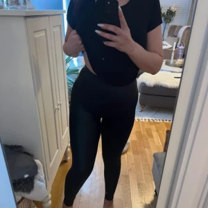 Leggings med coating - Hög midja, tighta formar fint 😊