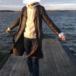 Äkta vintage brun läderkappa  - Brun vintage läderkappa i jättefint skick (inga skråmor) i storlek M. I referensen är jag på bild 190 och bär storlek M. 