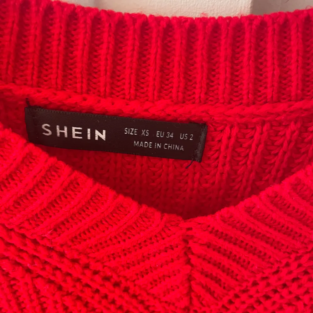 Röd fin stickad tröja från shein i stl xs. Använd 1 gång . Stickat.
