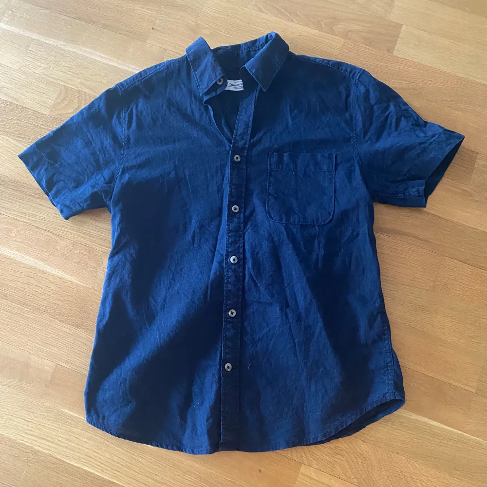 Riktigt fet linne kortärmad skjorta från dressman.  Skicket är 10/10 inga defekter.💯. Skjortor.