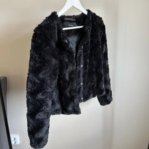 Pälsjacka  - Ej äkta päls. Jackan är i bra skick.