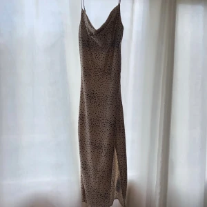 Midiklänning - Jättefin Klänning i blankt tyg med slits på vänster sida🤍🖤