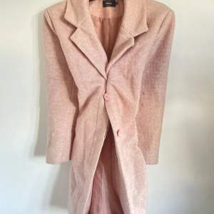 Söta rosa kappa från Only🎀Använts få gånger, så i mycket bra skick. Säljer då den inte är riktigt min stil🩷 Skulle säga att den passar storlekar från S till L🥰🥰 (Pris kan diskuteras!!)