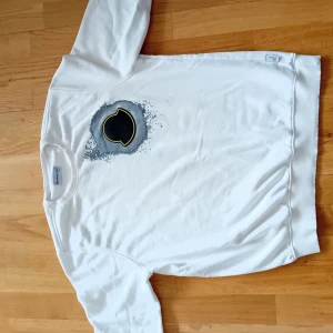 Moncler tröja  - Äkta moncler tröja i storlek M, finns en liten skada i kragen på baksidant, inget som syns då jag lämnat den till min skräddare. Jag vill ha 1500kr men kan diskuteras, om man inte tror den är äkta så kan jag mötas i halmstad i Helsingborg 