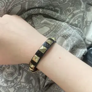 Säljer detta snygga armbandet eftersom den inte kommer till någon användning. Den har bara legat i mitt rum sen jag köpte den så aldrig använd! 
