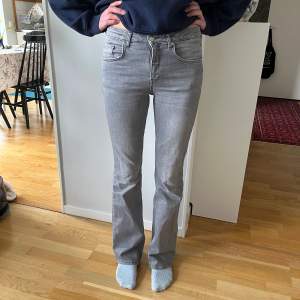 Superfina gråa Kappahl jeans som sitter bra i längden på mig som är 175 😍 säljer för att dem är lite små i midjan ❤️