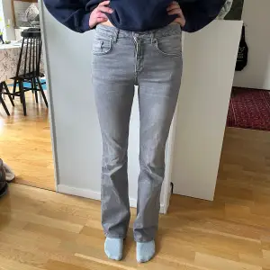 Superfina gråa Kappahl jeans som sitter bra i längden på mig som är 175 😍 säljer för att dem är lite små i midjan ❤️