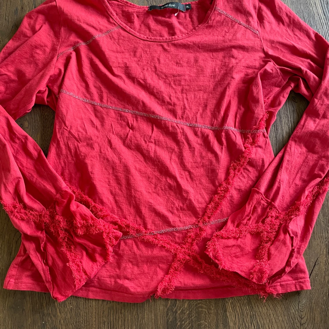 Fin röd långärmad volang topp⭐️