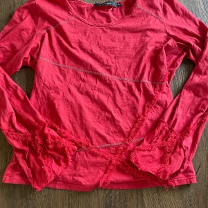 Fin röd långärmad volang topp⭐️ - En jättefin röd topp med lite detaljer och utsvängda armar, köpt secondhand men i bra skick.💗