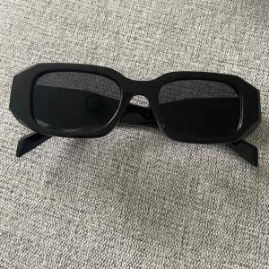 Säljer dessa minimalt använda Prada solglasögonen, de har inga repor eller skador