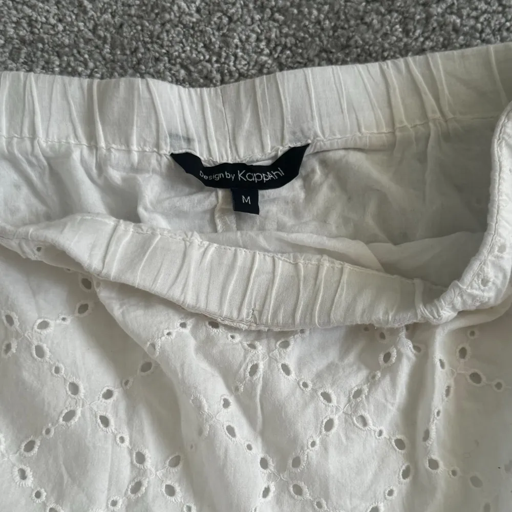 Säljer denna långa vita kjol från Kappahl i storlek M. I bra skick andvänd fåtal gånger. Nypris 600💕 . Kjolar.