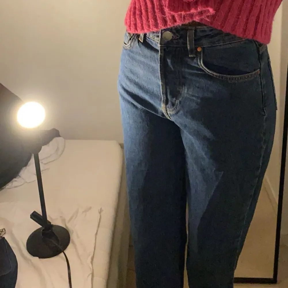 Regular wide leg jeans från bikbok i storlek 25/30 men passar mig som vanligtvis bär strl 36 och är 166cm❤️ skriv för fler bilder!. Jeans & Byxor.