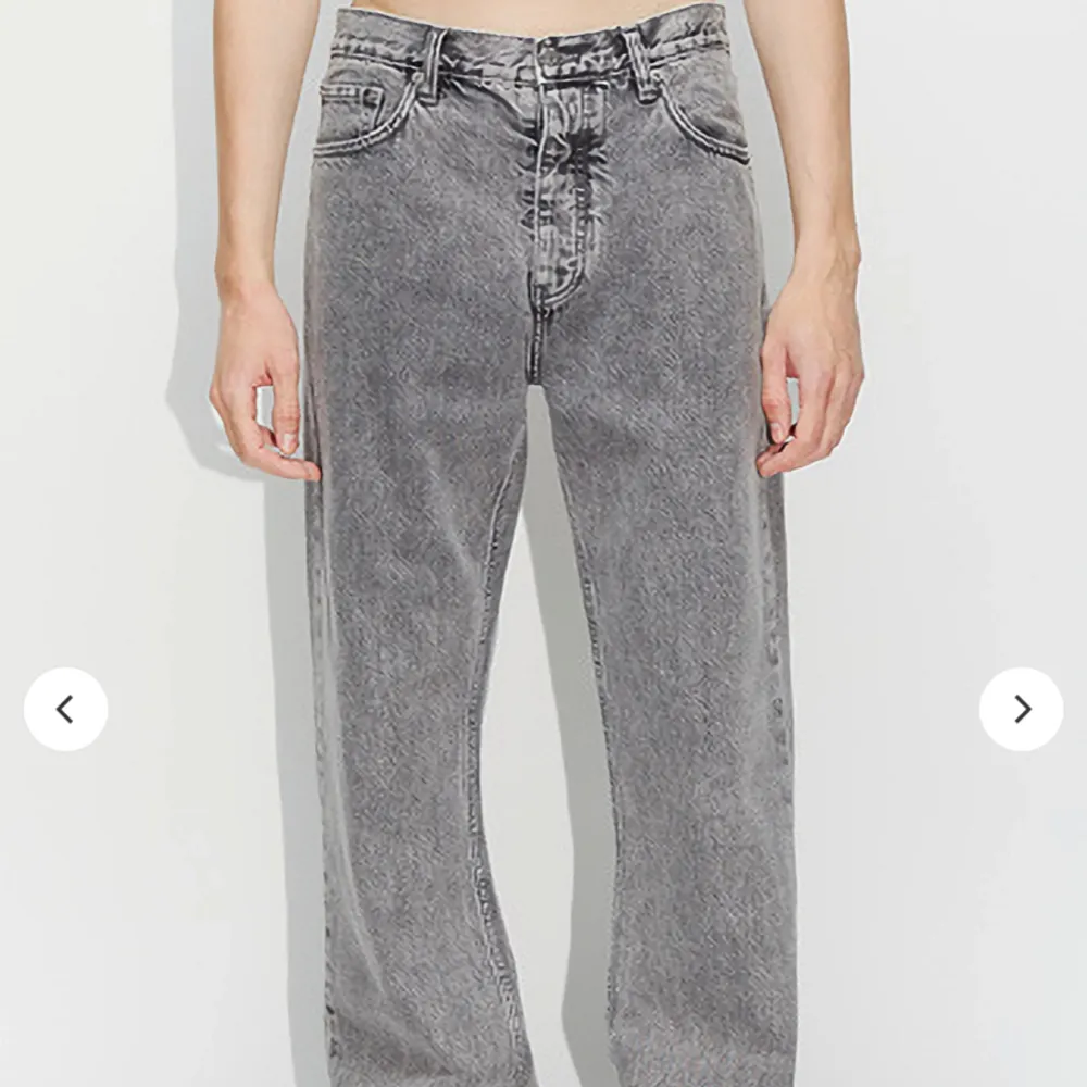 Säljer mina snygga gråa jeans i storlek 26 De är mid rise och unisex, 9/10 skick Köpta för 1800kr i butiken på Norrmalmstorg . Jeans & Byxor.