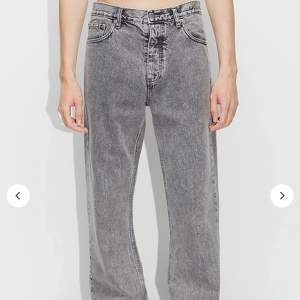 Säljer mina snygga gråa jeans i storlek 26 De är mid rise och unisex, 9/10 skick Köpta för 1800kr i butiken på Norrmalmstorg 