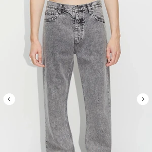 Hope Rush jeans - Säljer mina snygga gråa jeans i storlek 26 De är mid rise och unisex, 9/10 skick Köpta för 1800kr i butiken på Norrmalmstorg 