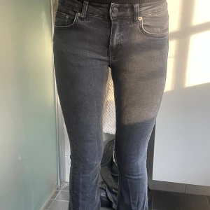 Lager 157 Jeans - Säljer ett par Lager 157 Jeans.(Bootcut) Nypris 400:-. Storleken är Xs. Inga defekter. Färgen är Svart/Grå. Jag är för stor för byxorna så det är därför det ser så tighta ut.
