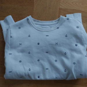 Tjocktröja  - Säljer nu min tjockteöja föe att jag inte längre inte vill ha den och har bytt stil.