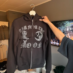 Aim for the moon zip hoodie  - En aim for the moon hoodie, skick 8/10 då den är använd och tvättad. Pris kan diskuteras. Bara att fråga om du har några frågor 