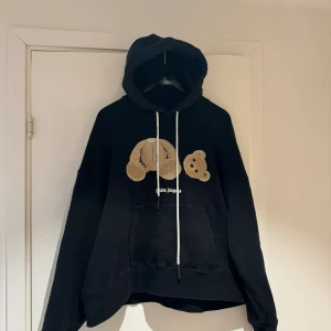 Palm angels hoodie Teddy bear  - Använd några gånger men jätte fint skick.   Storlek M. Men skulle mer säga L eftersom den är stor för att vara M.  Finns QR kod i tröjan för att visa att tröjan är äkta! 
