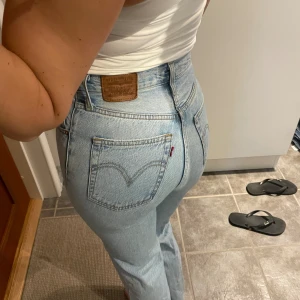 Ribcage jeans levis - Storlek 36.  Använda fåtal gånger. Jag är 174cm lång.