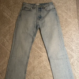 Ljusblå jeans från zara  - Snygga jeans i väldigt bra skick 