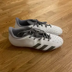 Adidas predators som är använda ett få tall gånger, inga skador på skorna. Priset kan diskuteras!! 