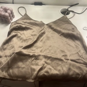 jättefin beige linne - Hej! nu säljer jag detta linne som aldrig använts då den är för liten för mig, så den är som ny!