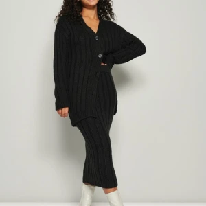 Stickad svart kjol - Jätteskön svart stickad kjol. Den är ribbad. 