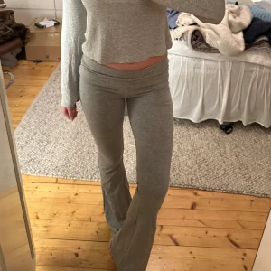 Grå yogabyxor - Jättefint skick! Säljer även tröja som matchar snyggt till i en annan annons🩶 Passar mig som vanligtvis har S