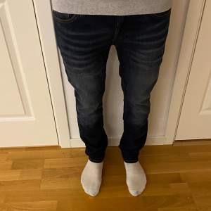 Ett par otroligt feta Jack & Jones jeans i modellen ”slim/straight”. Storlek 30/32. 10/10 skick. Pris går att diskutera.