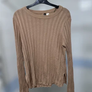 Beige tröja - Jättefin långärmad tröja från H&M i storlek L. Den har kort slits på båda sidorna vilket för det fint!! 