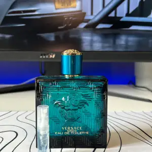 2 ml sample av den populära parfymen Versace Eros EdT 🍦 Köp en billig sample av parfymen innan du köper den så du får se om du gillar hur den luktar och beter sig på din hud🙂‍↔️SKRIV TILL MIG FÖR BILLIGARE FRAKT‼️