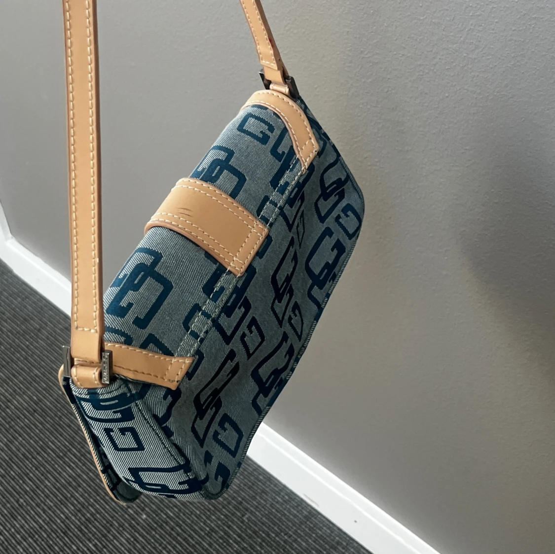 Fin baguette väska - 90