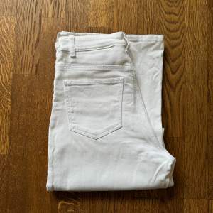 Superfina mjuka vår- och sommarjeans. Aldrig använda ☺️  Vita jeans från H&M Storlek: 36 Material: 98% bomull, 2% elastan Skick: aldrig använda, fint skick 