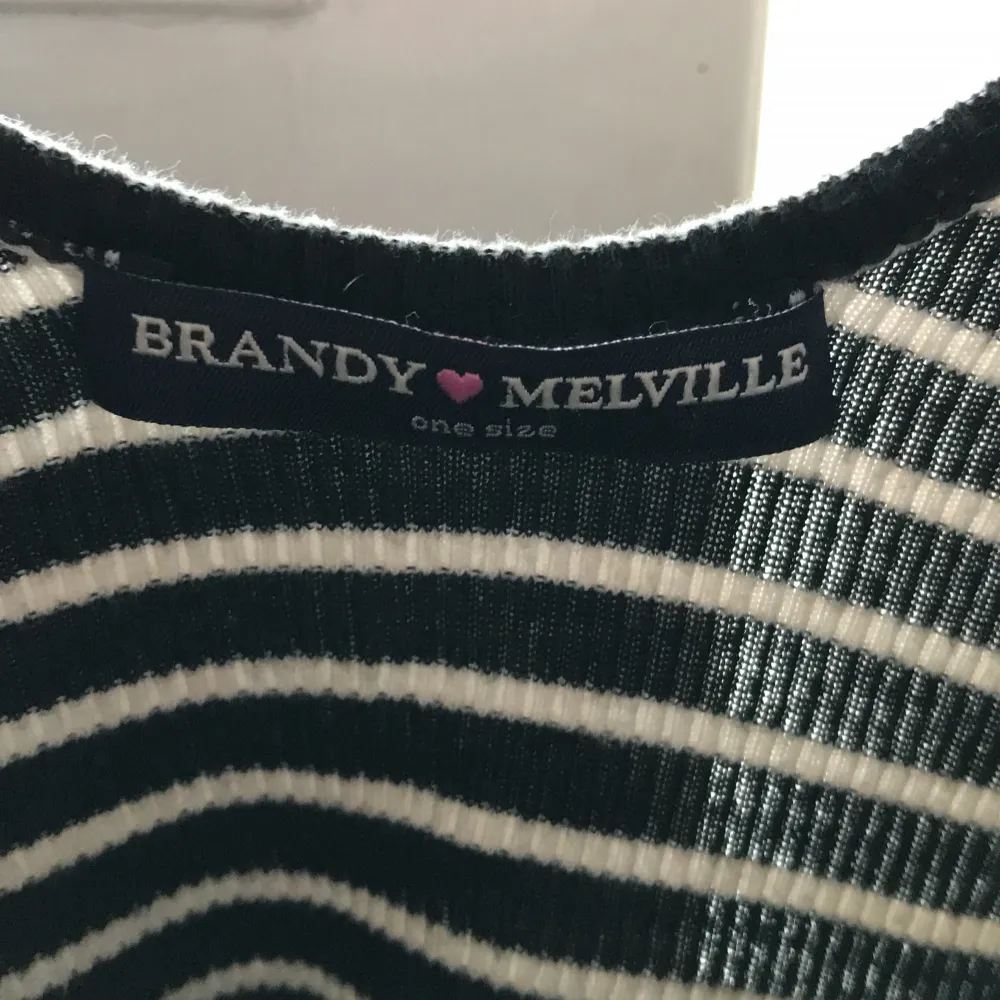 Säljer min randiga Brandy Melville. väldigt få gånger använd i bra skick med 0 fläckar och 0 hål! Kom gärna privat om de skulle vara någon fråga!. T-shirts.