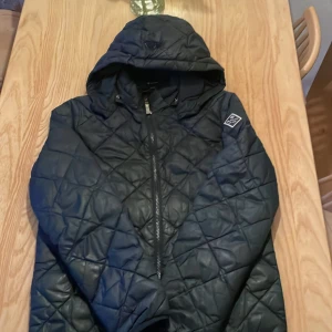 Gant jacka - Storlek 158/164 skick 8,5/10 ,retail 1000 kr. Skriv i dm för intresse.