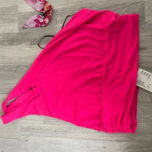 Topp - Med en arm, prislapp kvar 