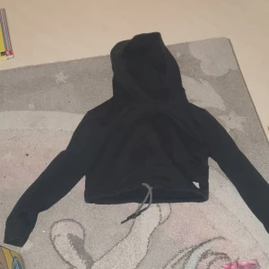 Svart magtröja  - Svart magtröja med snören vid magen Svart på baksidan