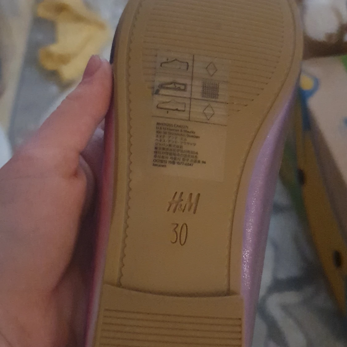 Lila baletskor en liten fläck på sulan  - 93