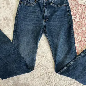 Hög Midjade bootcut mörk blå jeans från H&M. Bra kondition. Köpt för 299kr