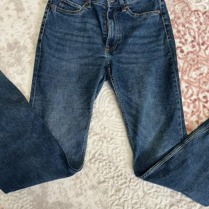 Bootcut Jeans - Hög Midjade bootcut mörk blå jeans från H&M. Bra kondition. Köpt för 299kr