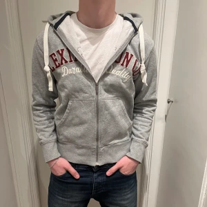  Lexington zipup  - Säljer min Lexington zipup tröja i storlek S. Det finns inga defekter. Skriv om du har några funderingar:) Först till kvarn:) 