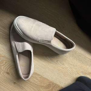 Säljer dessa skor åt en vän. Skorna är från Daisa i storlek 39, skorna är använda men i gott skick. Säljs för 300kr. 