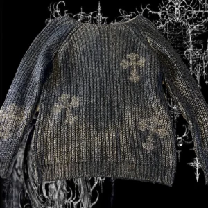 Stickad tröja - Snygg stickad tröja med rhinestone-kors på, säljer bara pga att jag inte använder den. Inga defekter 😽 skriv om ni har frågor! Står inte storlek men skulle säga S/M