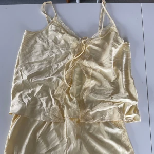 Set nattlinne - Nattlinne/pyjamas set köpt i London. Helt oanvänt med lapparna kvar. 🌸🌷