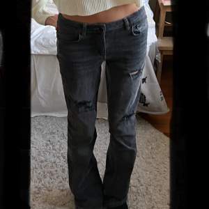 Säljer mörkgrå jeans med hål, köpta från Gina Young, knappt använda! 