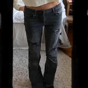 Jeans med hål - Säljer mörkgrå jeans med hål, köpta från Gina Young, knappt använda! 
