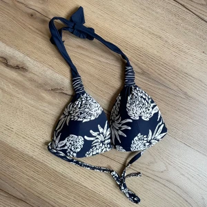 Bikiniöverdel - Gullig, vadderad bikiniöverdel som knyts i nacken och ryggen, endast provad! ✨