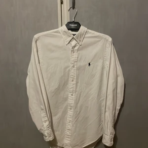 Ralph lauren skjorta  - Säljer nu en Ralph lauren skjorta som är i strolek S den är använd fåtal gånger och ligger bara i garderoben